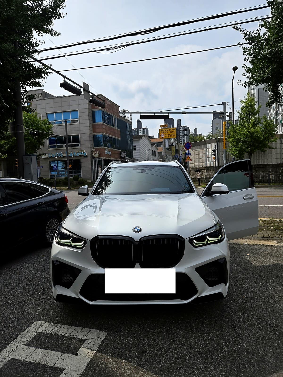 광주 H모터스에 비상호출 시스템 경고로 입고된 BMW X5 앞모습
